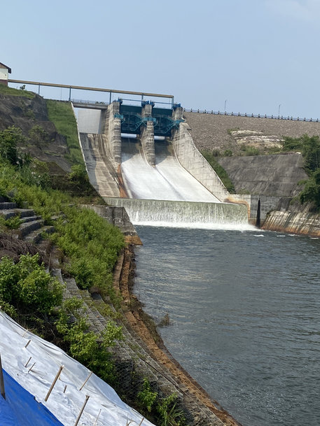 Comment PcVue supervise la gestion de l'eau du barrage de Karian en Indonésie ?